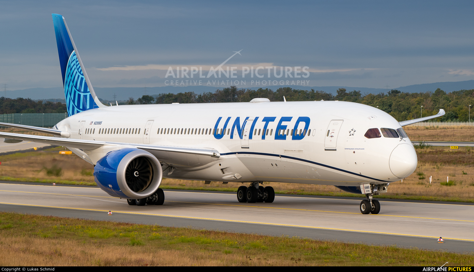 United Airlines N29985 aircraft at Frankfurt
