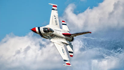 - - USA - Air Force : Thunderbirds General Dynamics F-16B Fighting Falcon