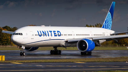 N2250U - United Airlines Boeing 777-300