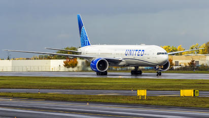 N2250U - United Airlines Boeing 777-300
