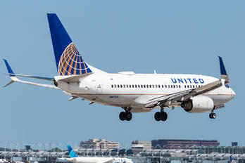 N16703 - United Airlines Boeing 737-700