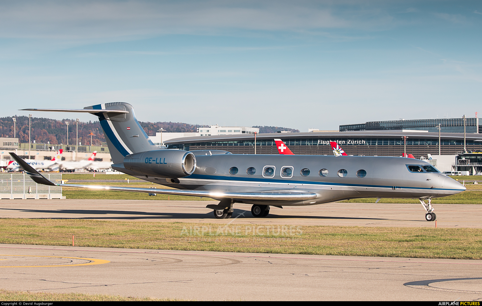 International Jet Management OE-LLL aircraft at Zurich