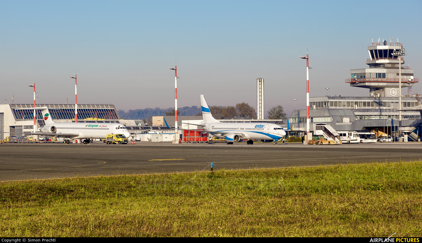 LOWL - - Airport Overview - Airport Overview - Apron at Linz | Photo ID ...