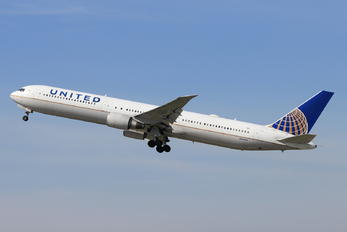 N66056 - United Airlines Boeing 767-400ER