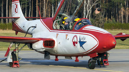 1 - Poland - Air Force: White & Red Iskras PZL TS-11 Iskra