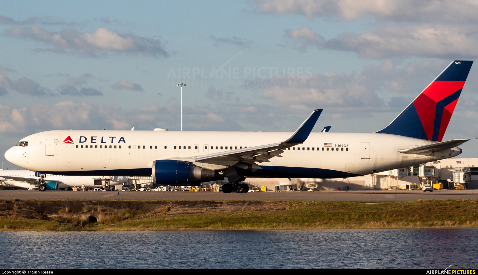Delta Air Lines N169DZ aircraft at Orlando Intl