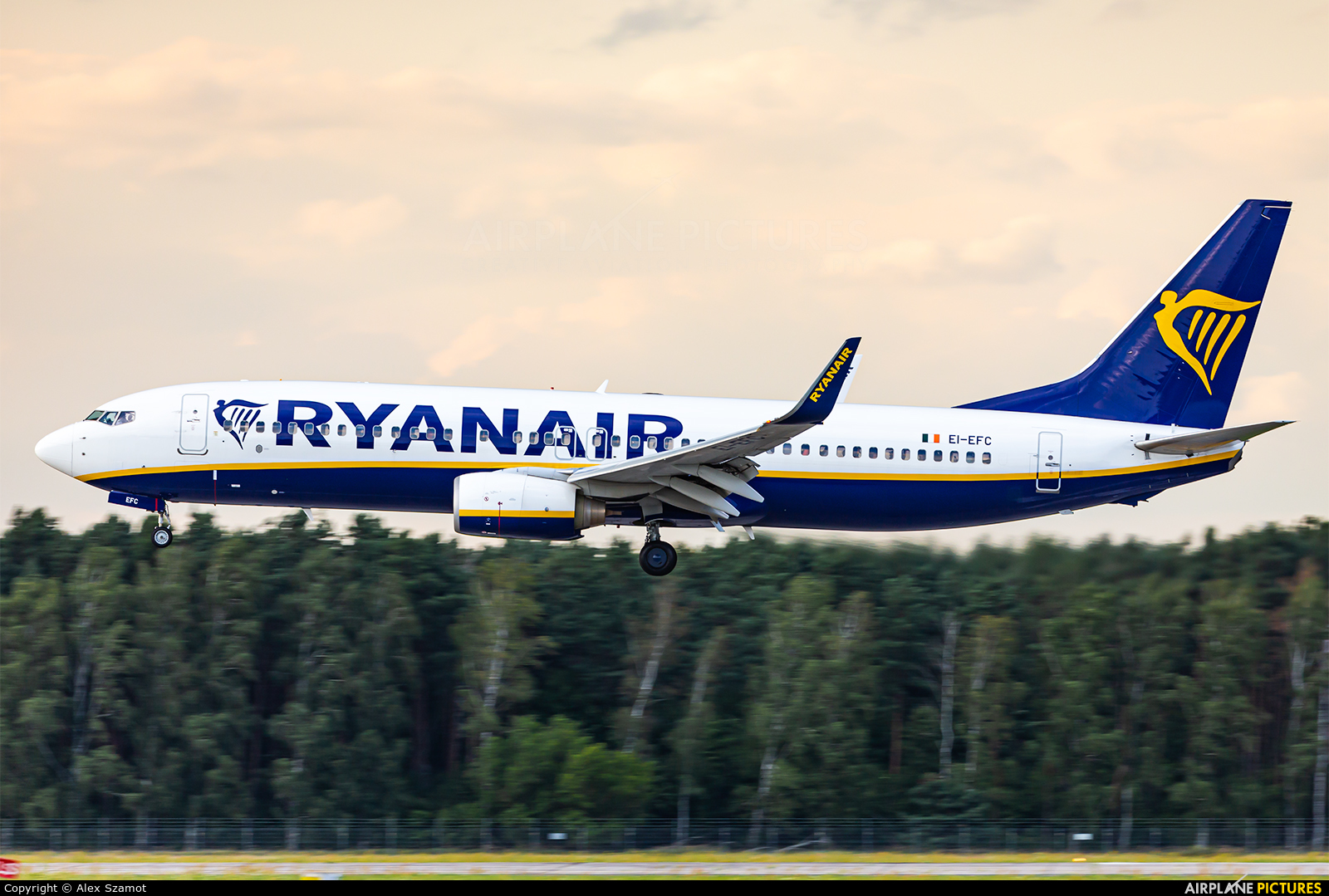 Ryanair EI-EFC aircraft at Bydgoszcz - Szwederowo