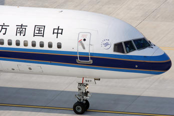 B-2827 - China Southern Airlines Boeing 757-200