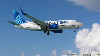N16709 - United Airlines Boeing 737-700