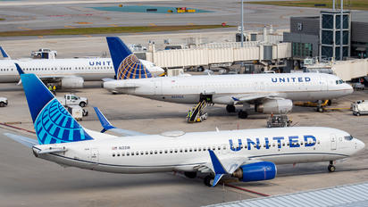 N12218 - United Airlines Boeing 737-800