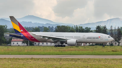 HL7700 - Asiana Airlines Boeing 777-200ER