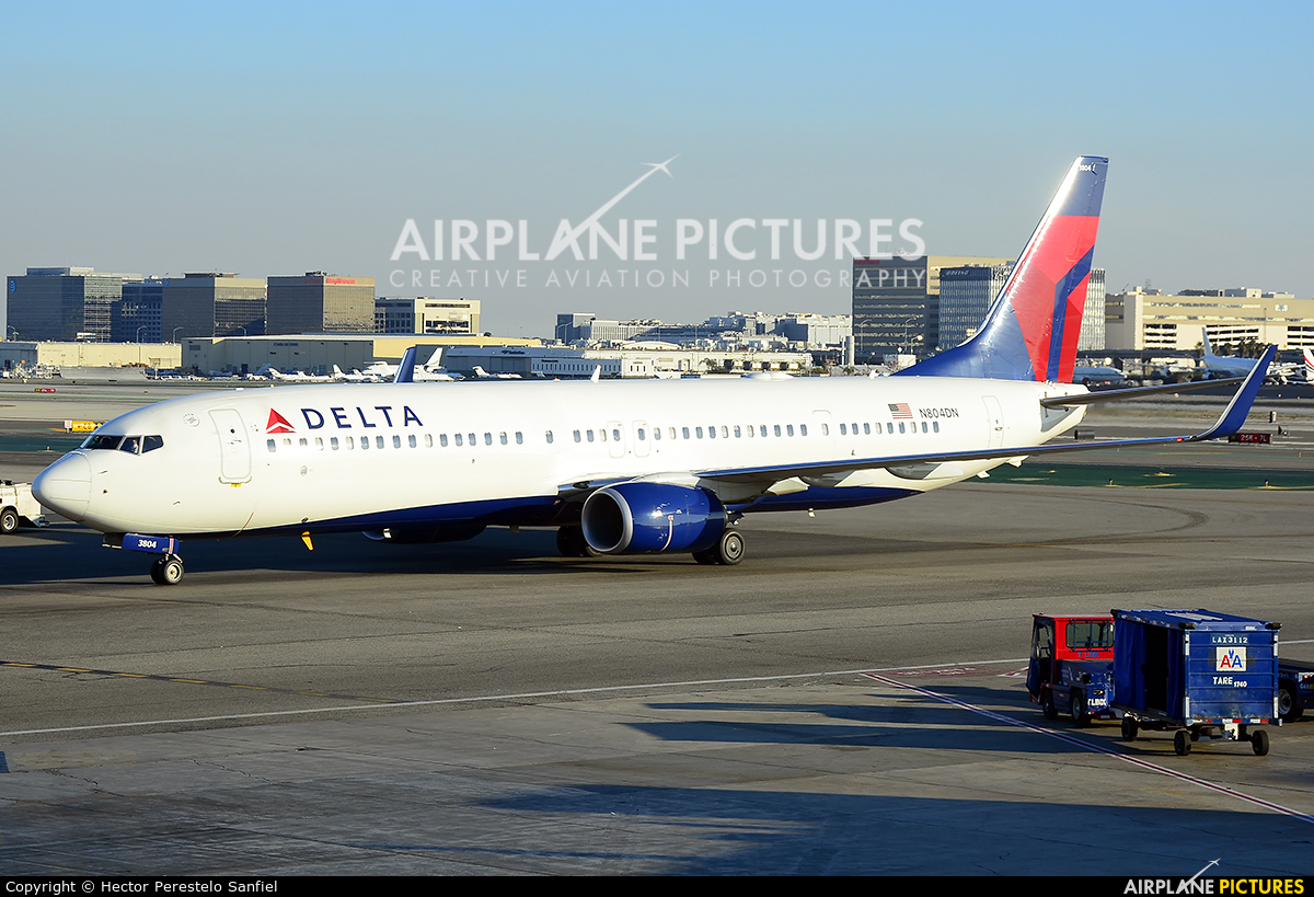 Delta Air Lines N804DN aircraft at Los Angeles Intl