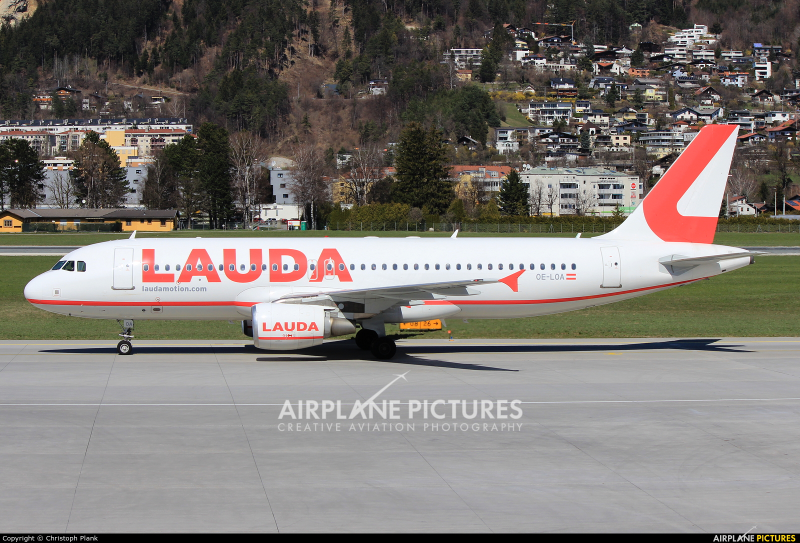 LaudaMotion OE-LOA aircraft at Innsbruck