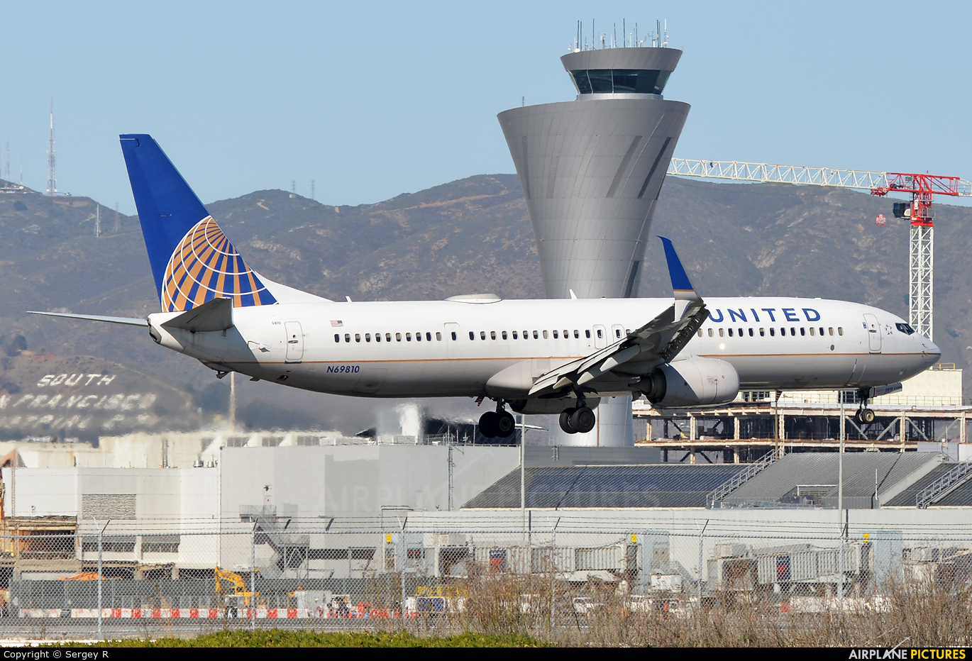 United Airlines N69810 aircraft at San Francisco Intl