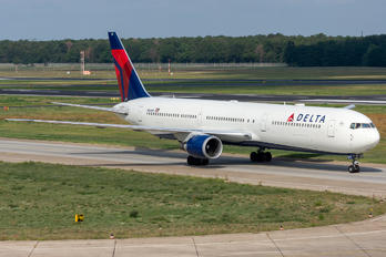 N833MH - Delta Air Lines Boeing 767-400ER