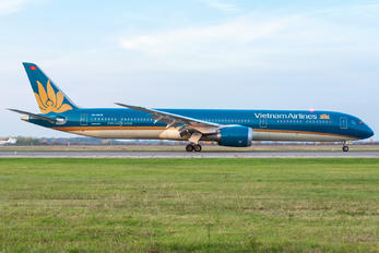 VN-A879 - Vietnam Airlines Boeing 787-10 Dreamliner