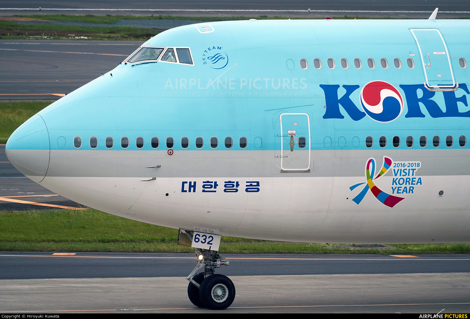 Korean Air HL7632 aircraft at Tokyo - Narita Intl