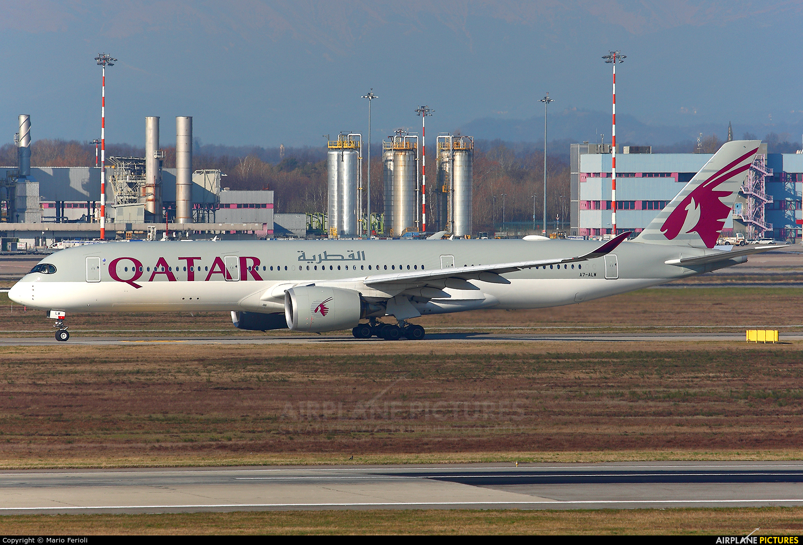 Qatar Airways A7-ALW aircraft at Milan - Malpensa
