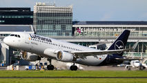 Lufthansa D-AIWK image