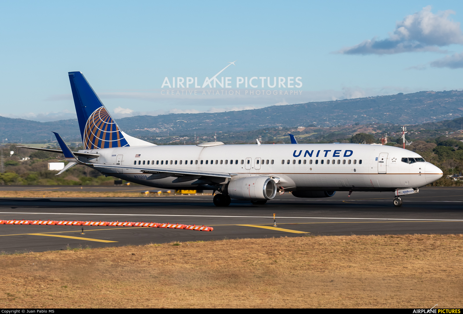 United Airlines N33209 aircraft at San Jose - Juan Santamaría Intl
