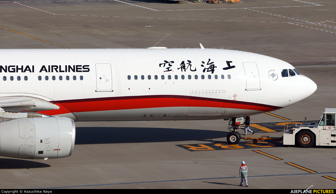 Shanghai Airlines B-6096 aircraft at Tokyo - Haneda Intl