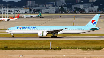 HL8347 - Korean Air Boeing 777-300ER