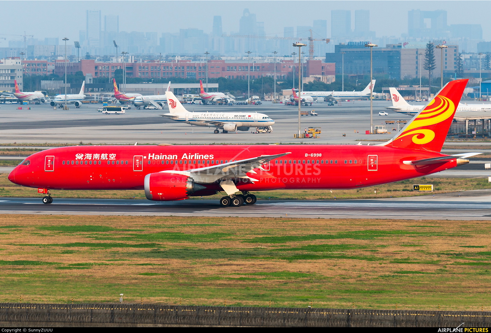 Hainan Airlines B-6998 aircraft at Chengdu