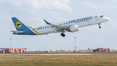 UR-EMB - Ukraine International Airlines Embraer ERJ-190 (190-100)