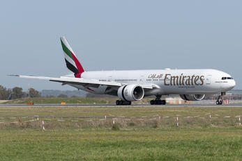 A6-ECQ - Emirates Airlines Boeing 777-300ER