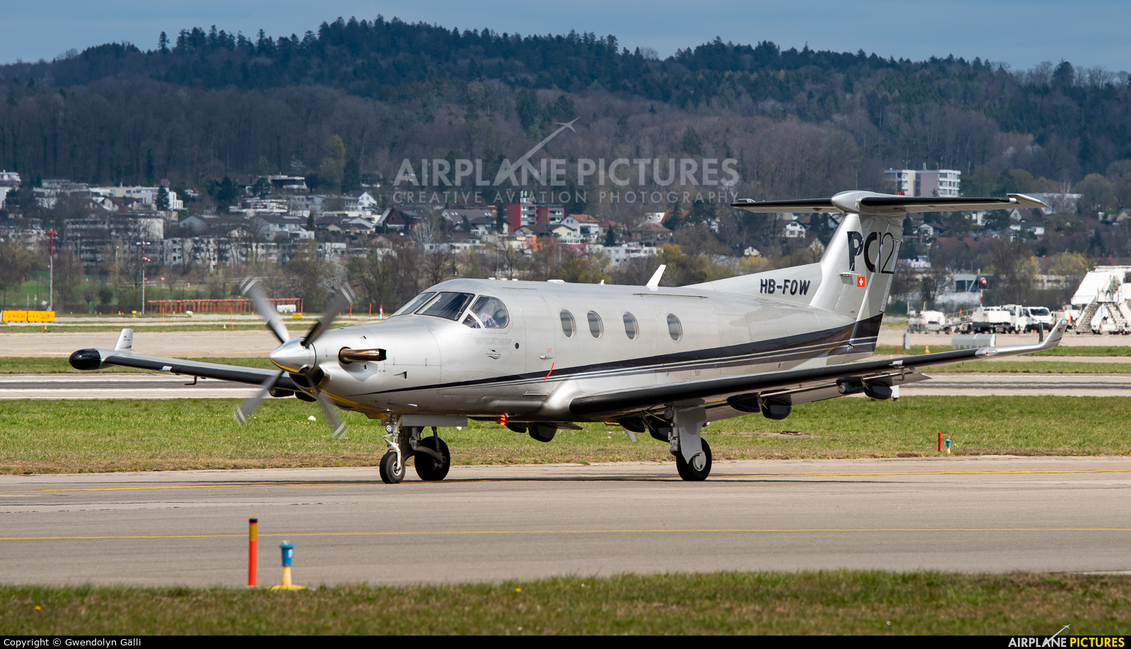 Private HB-FOW aircraft at Zurich
