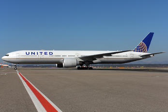N2333U - United Airlines Boeing 777-300ER