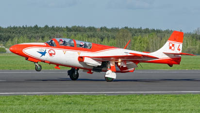 1708 - Poland - Air Force: White & Red Iskras PZL TS-11 Iskra