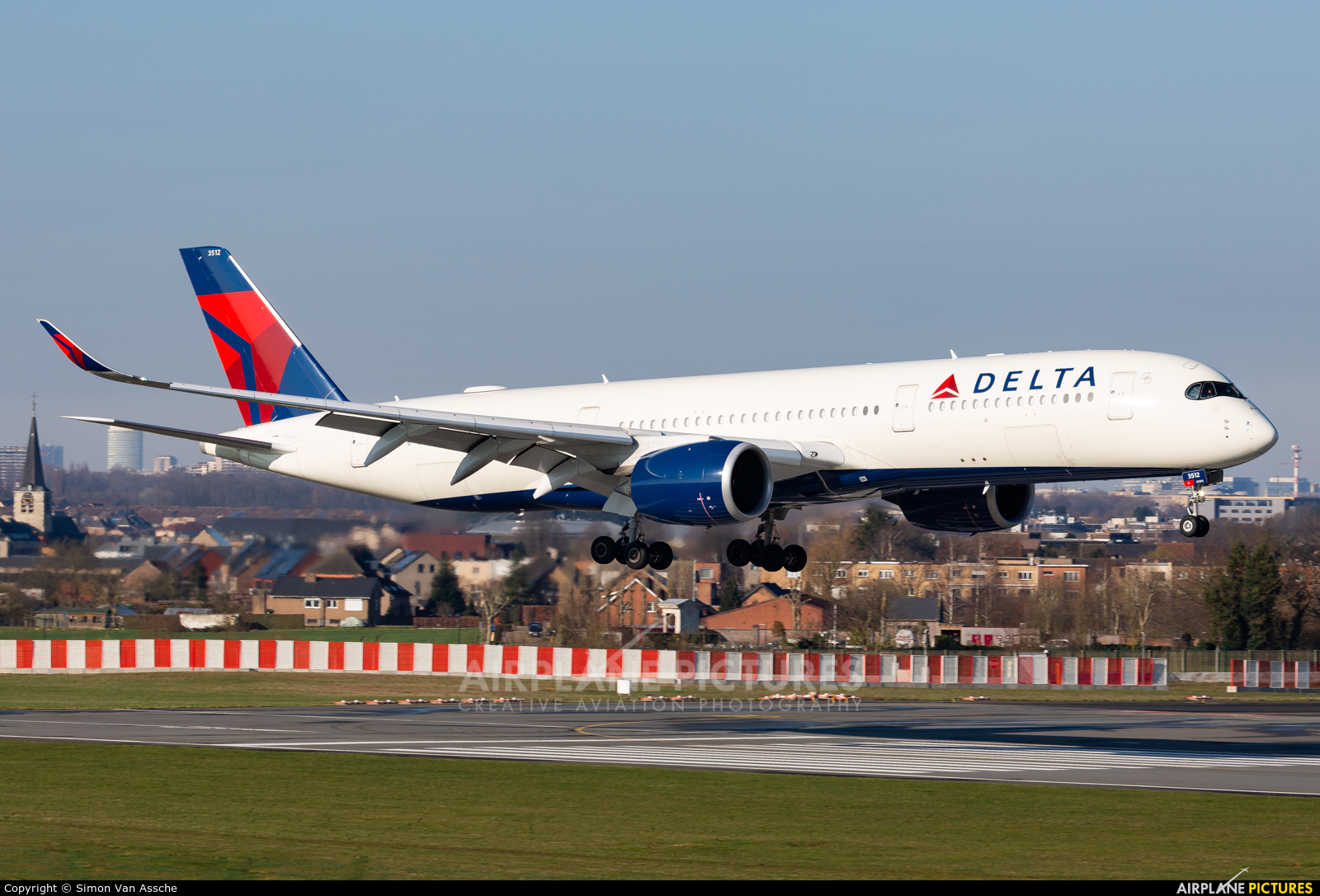 Delta Air Lines N512DN aircraft at Brussels - Zaventem