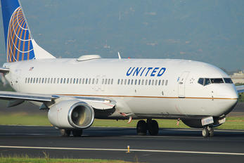 N33203 - United Airlines Boeing 737-800