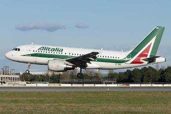EI-IMN - Alitalia Airbus A319