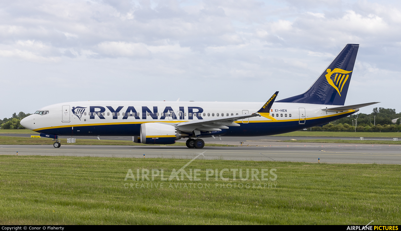 Ryanair EI-HEN aircraft at Dublin