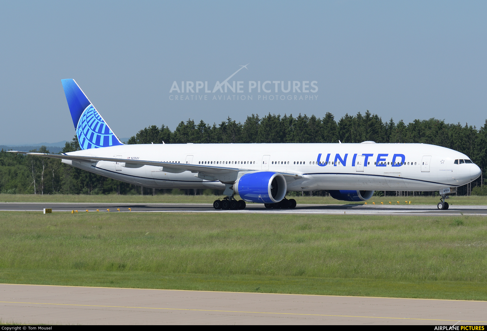United Airlines N2352U aircraft at Frankfurt - Hahn