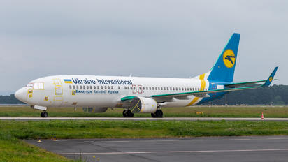 - - Ukraine International Airlines Boeing 737-800