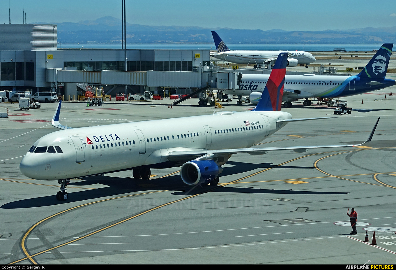Delta Air Lines N366DX aircraft at San Francisco Intl