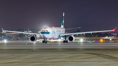 B-LAR - Cathay Pacific Airbus A330-300