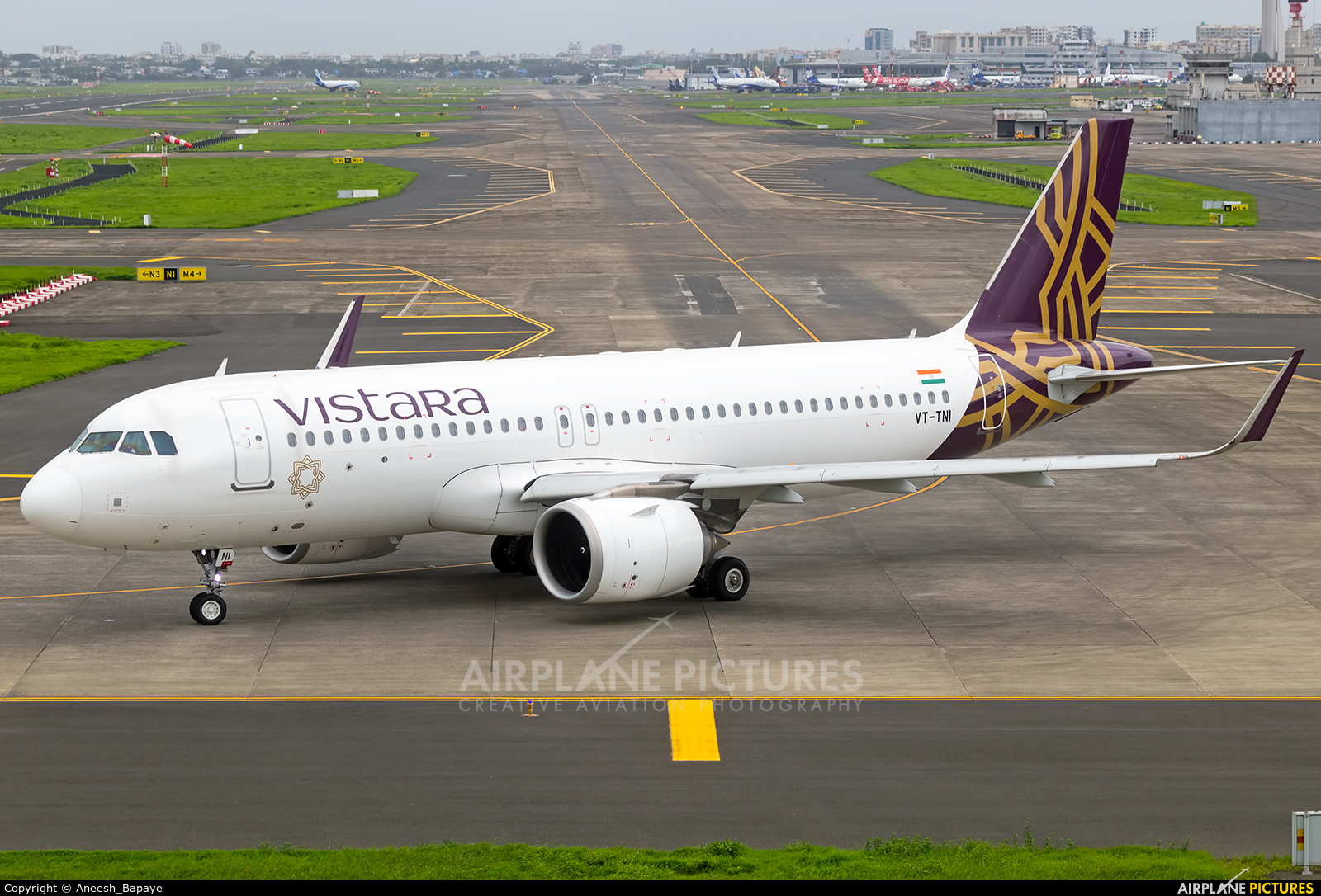Vistara VT-TNI aircraft at Mumbai - Chhatrapati Shivaji Intl