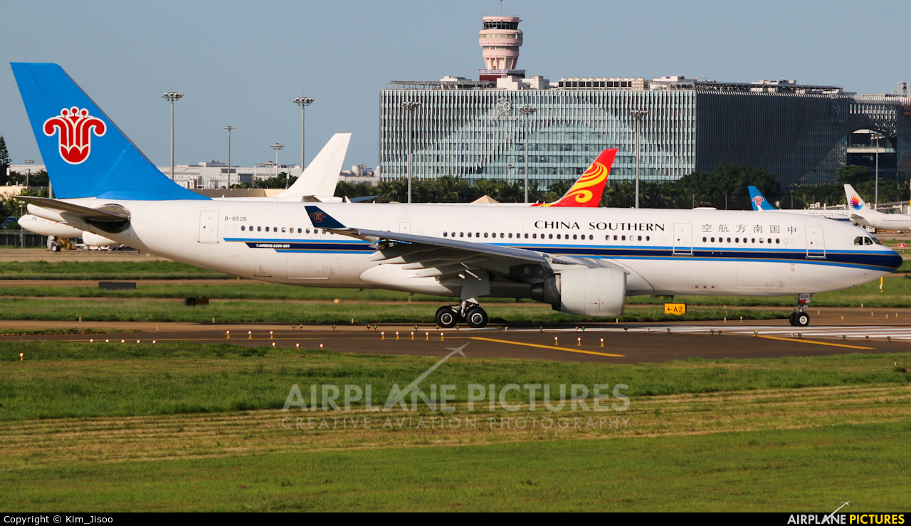 China Southern Airlines B-6526 aircraft at Haikou Meilan Intl