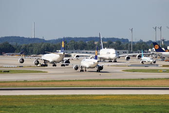 EDDM - - Airport Overview - Airport Overview - Runway, Taxiway