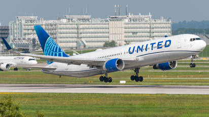 N656UA - United Airlines Boeing 767-300ER