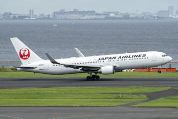 JA606J - JAL - Japan Airlines Boeing 767-300ER