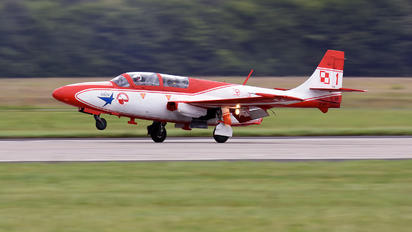 3H-2011 - Poland - Air Force: White & Red Iskras PZL TS-11 Iskra