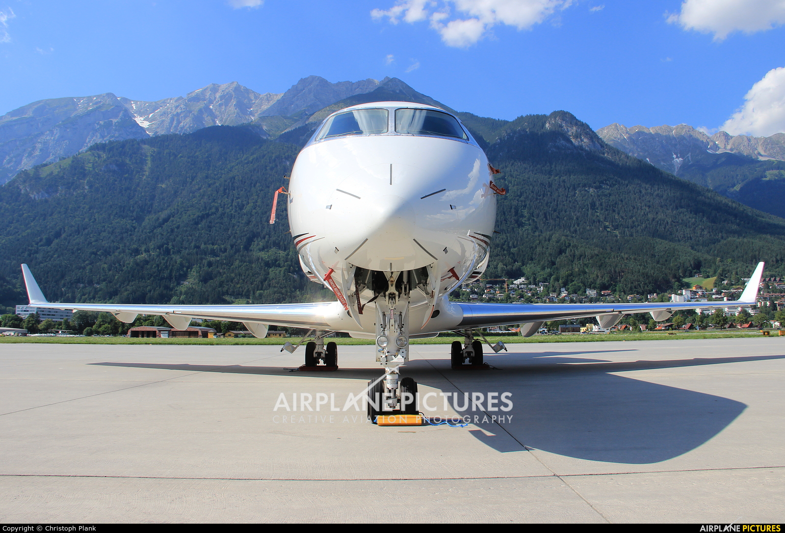 NetJets Europe (Portugal) CS-CHE aircraft at Innsbruck
