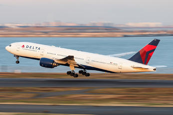 N867DA - Delta Air Lines Boeing 777-200ER
