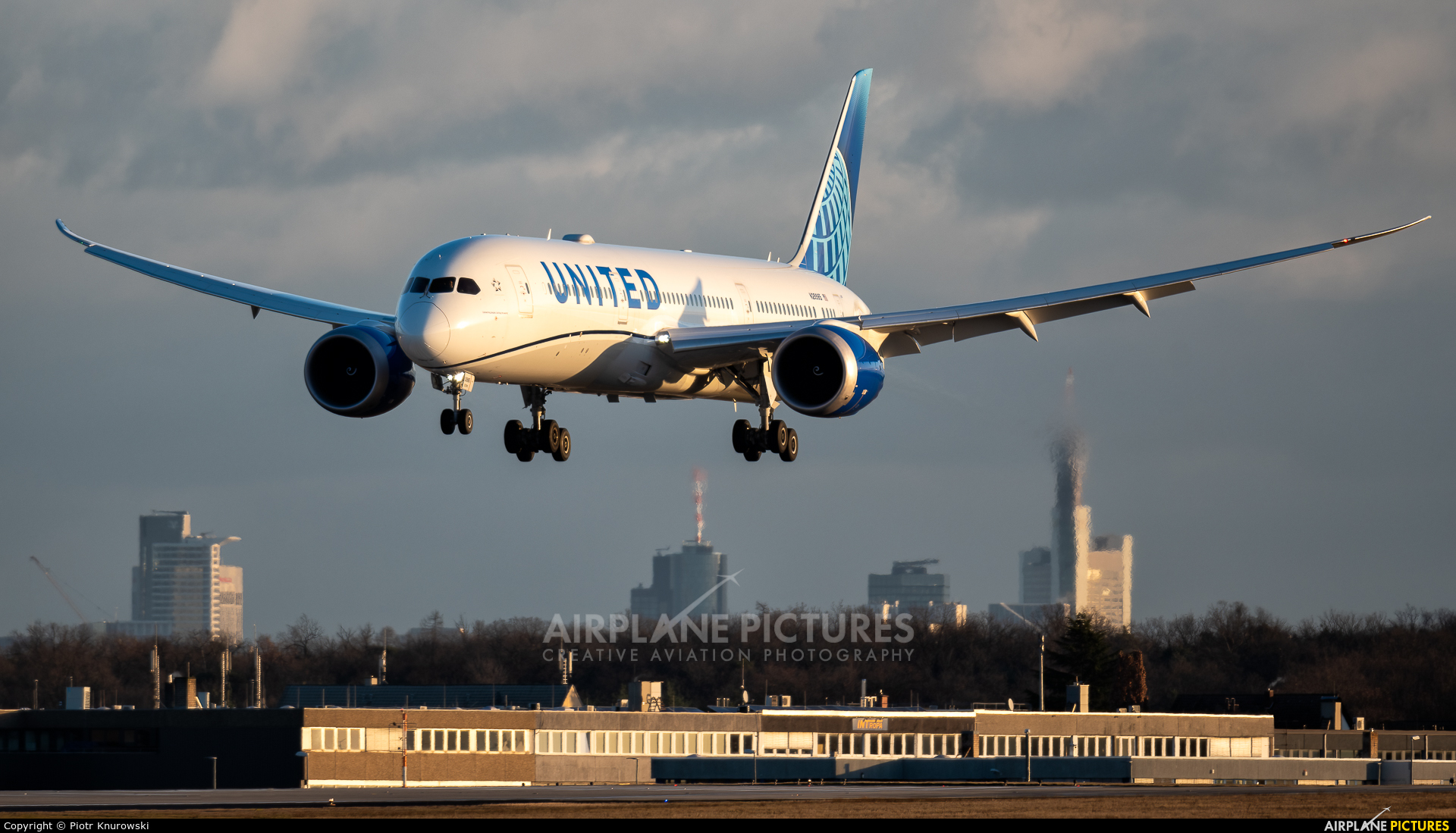 United Airlines N29985 aircraft at Frankfurt