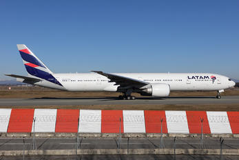 PT-MUB - LATAM Boeing 777-300